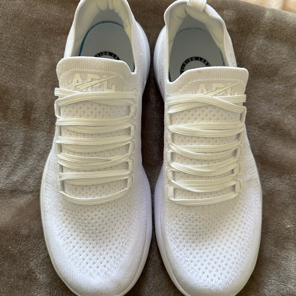 APL Women’s techloom breeze white size 7- worn once